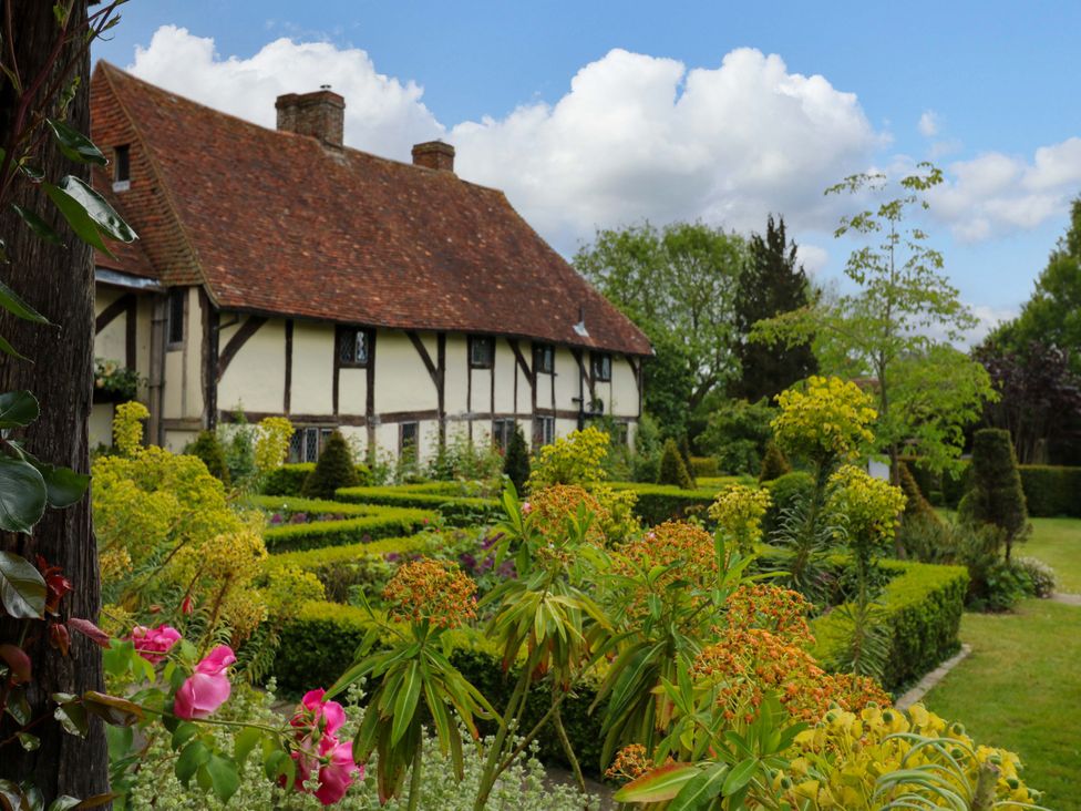 A house with a garden and flowers at Dukes Place