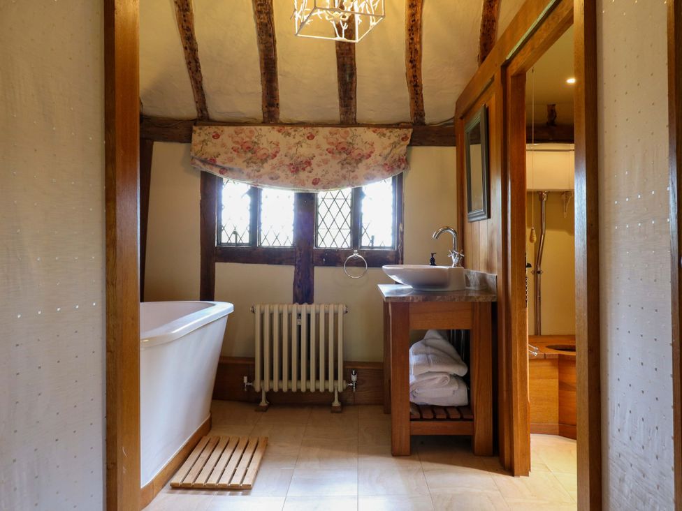 A bathroom with a bathtub and sink at Dukes Place