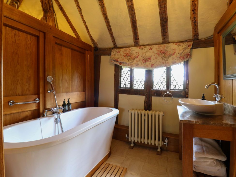 A bathroom with a bathtub and sink at Dukes Place 