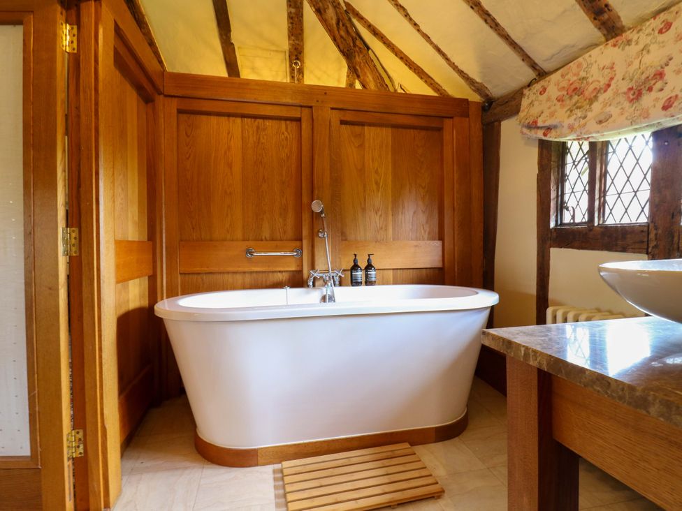 A bathroom with a bathtub and sink at Dukes Place