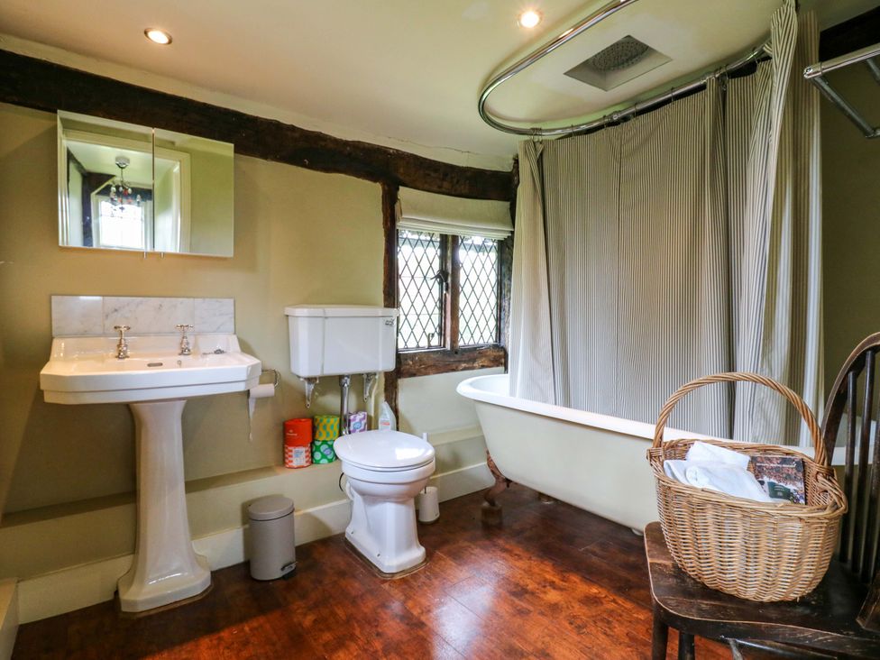 A bathroom with a sink, toilet, and bathtub at Dukes Place