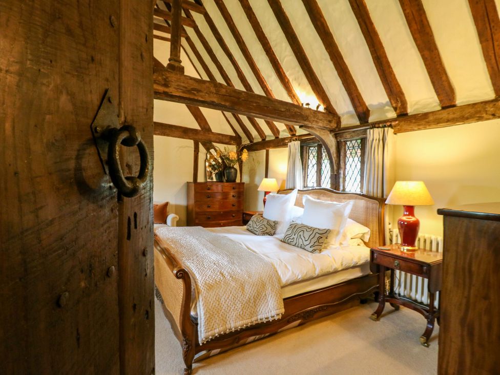 A bedroom with wooden beams, bed and bedside tables at Dukes Place
