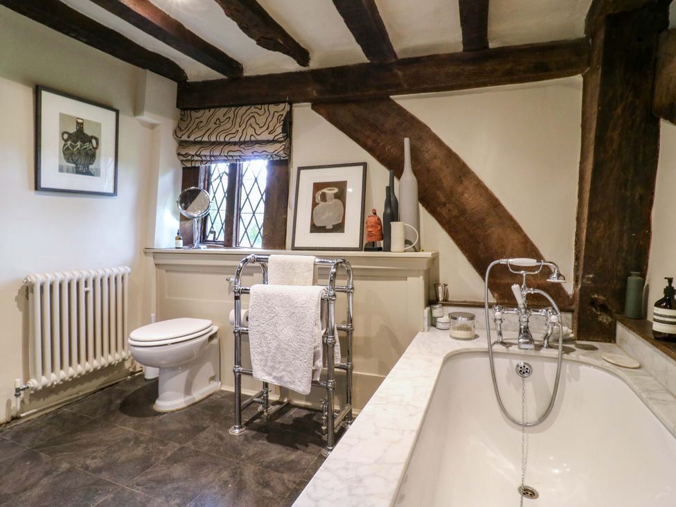 A bathroom with a bathtub and toilet at Dukes Place 