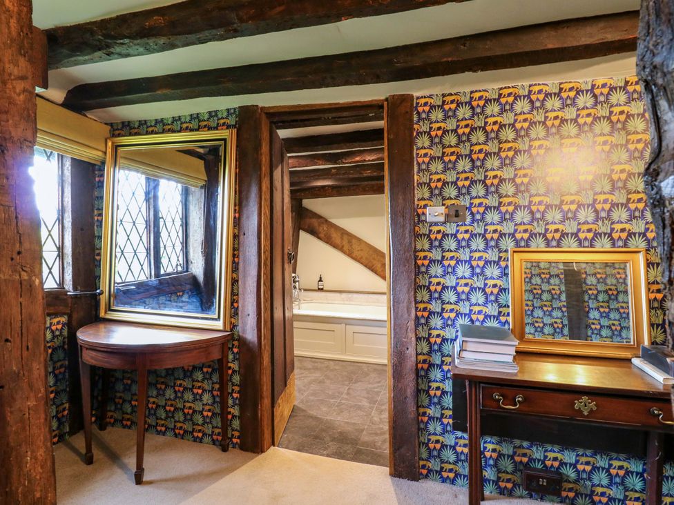 A bathroom with a mirror and a table at Dukes Place 