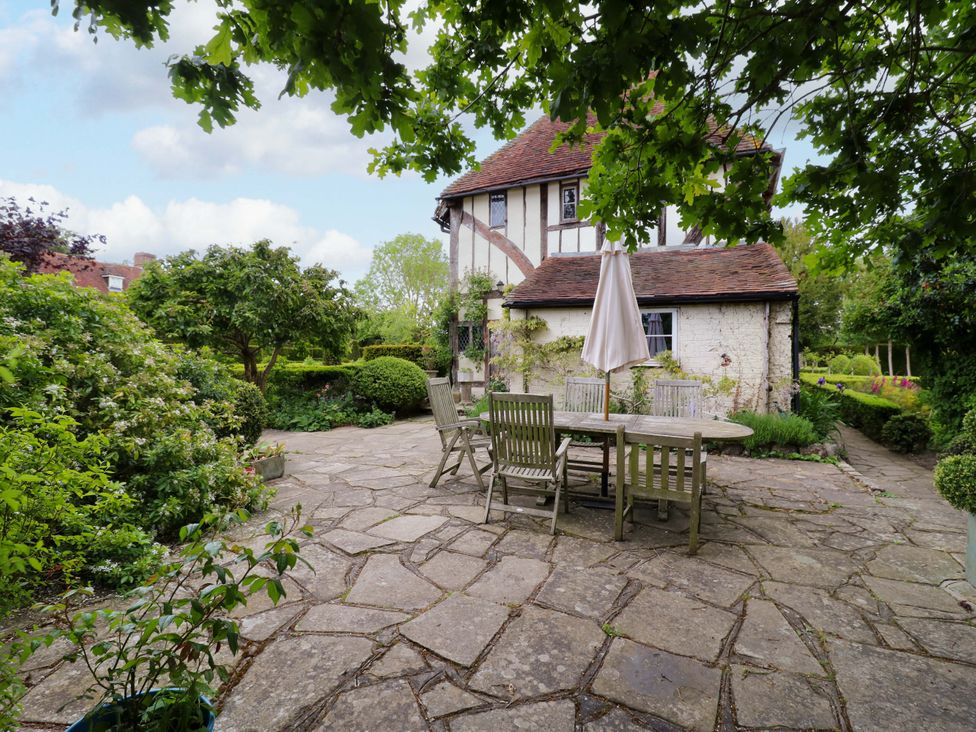 A garden area with a table and chairs at Dukes Place in 