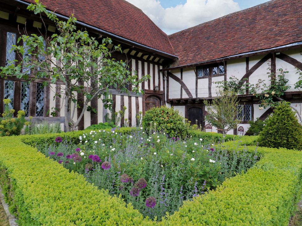 A garden with a flowerbed and trees at Dukes Place