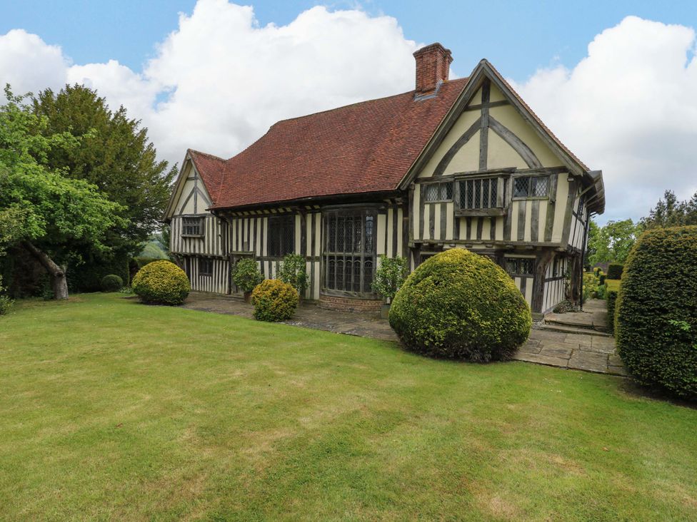 A house with a garden and bushes at Dukes Place