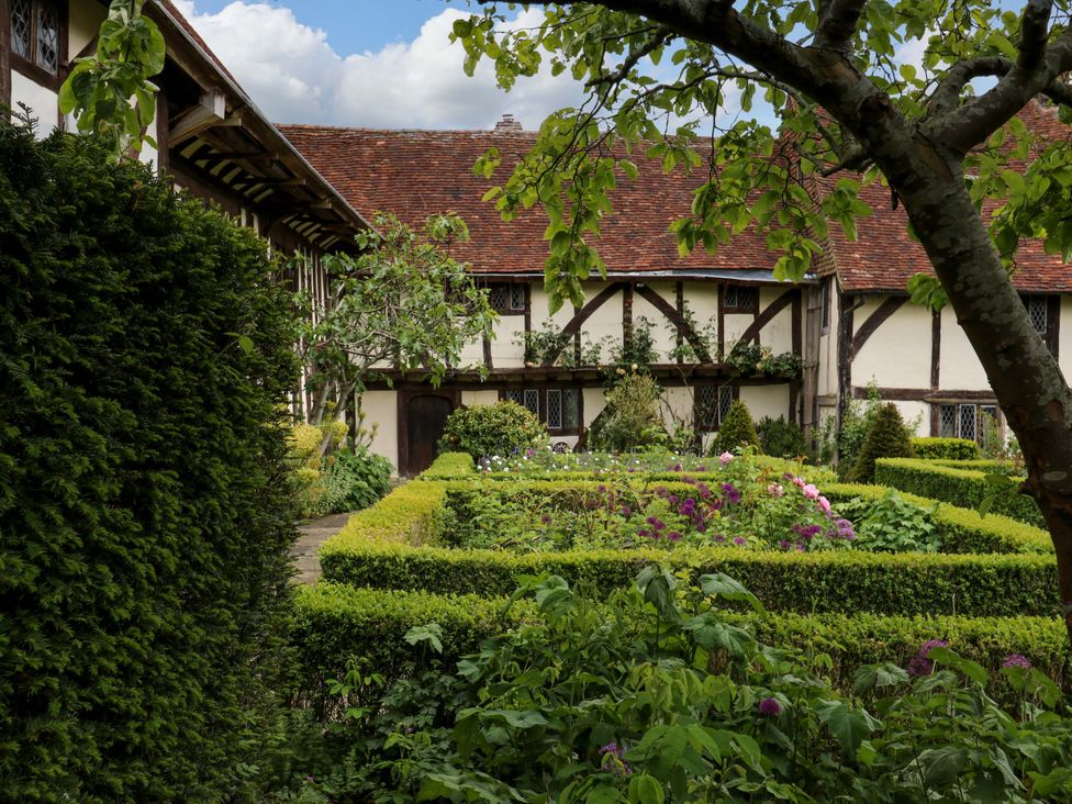A garden with flowers and hedges at Dukes Place