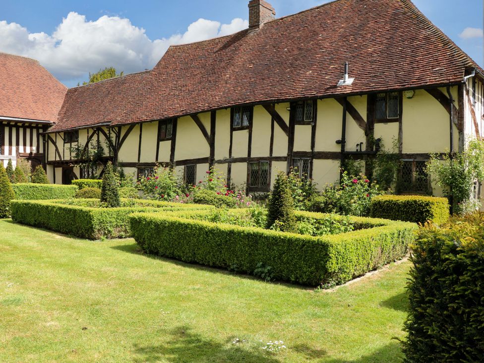 A garden with hedges and flowers at Dukes Place 
