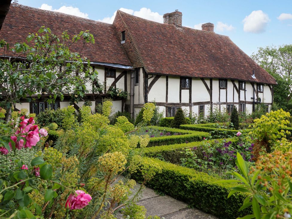 A house with a garden in front at Dukes Place