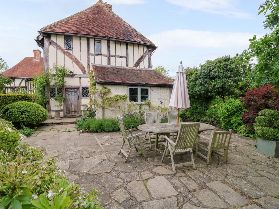 A garden with a table and chairs at Dukes Place