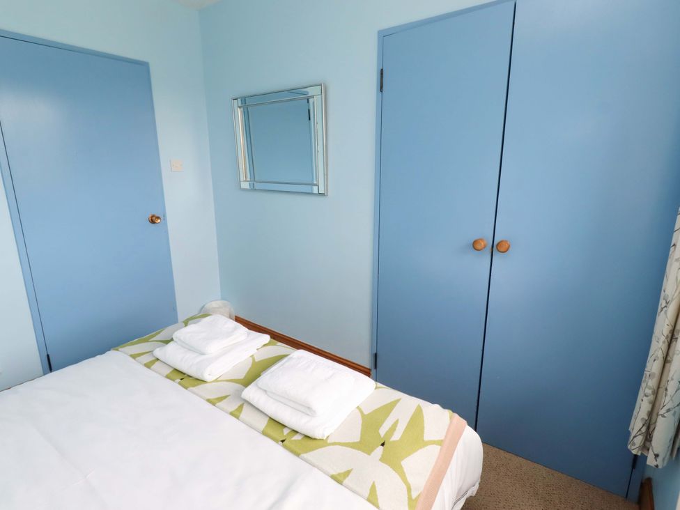 A bed with towels on it at Campden in Rennington near Embleton