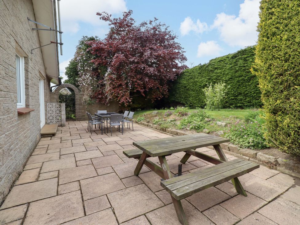 A garden with a picnic table and chairs at Campden in Rennington near Embleton