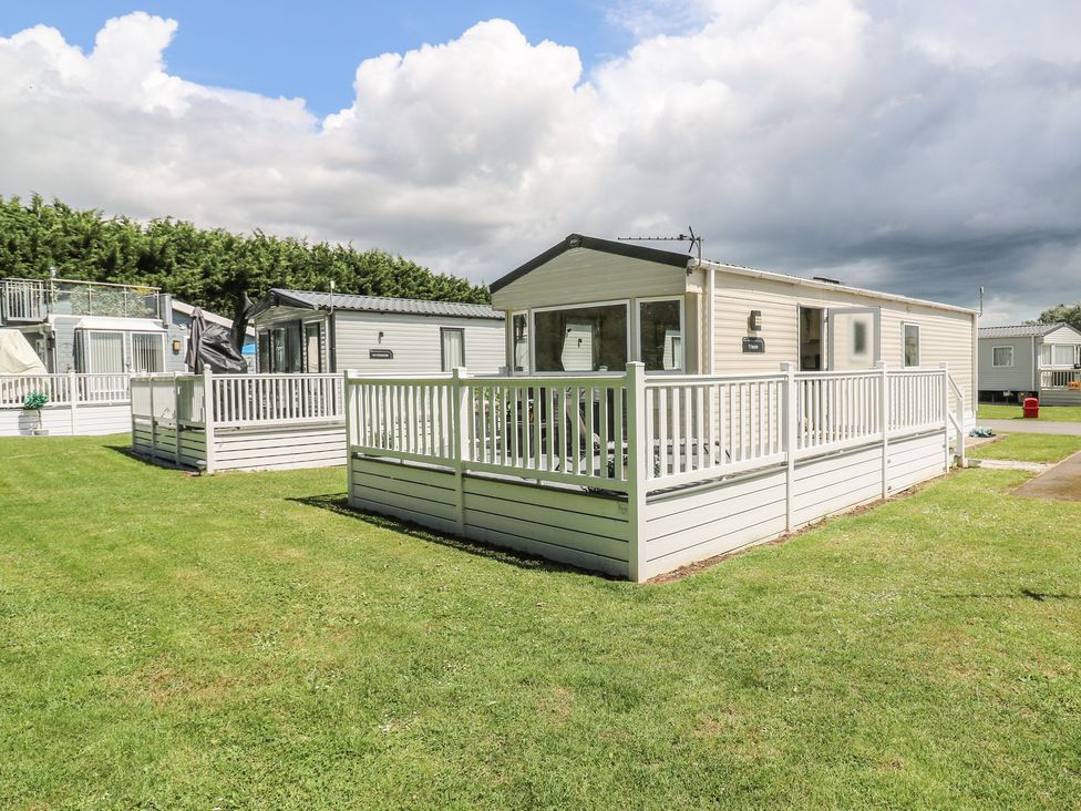 A caravan with a deck in an outdoor area at Forest Retreat - FO26 Saxmundham