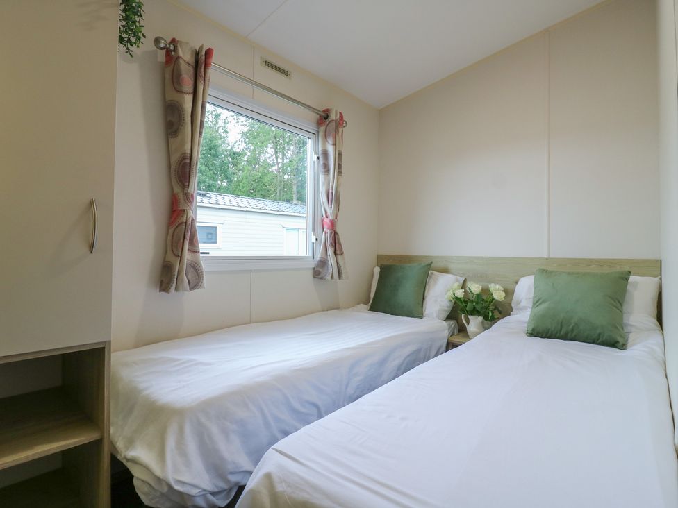 A bedroom with two single beds at Forest Retreat - FO26 in Saxmundham