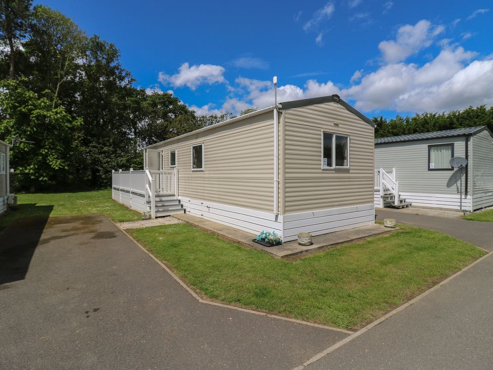 A mobile home in an outdoor area at Forest Retreat - FO26 Saxmundham