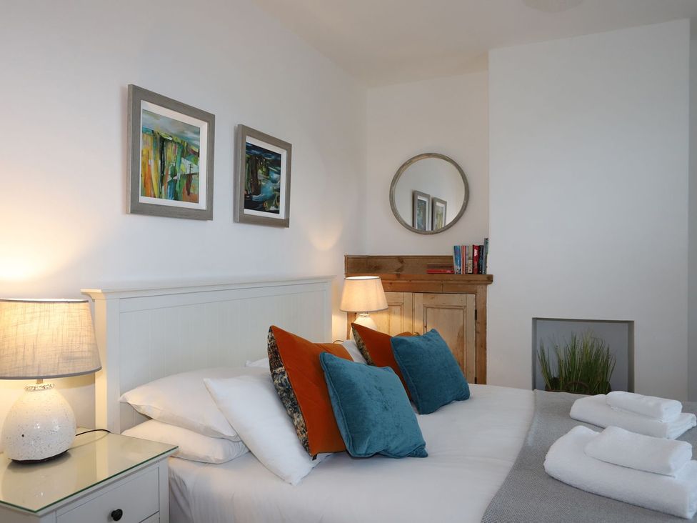 A bedroom with bed and lamp at Dart Views in Dartmouth