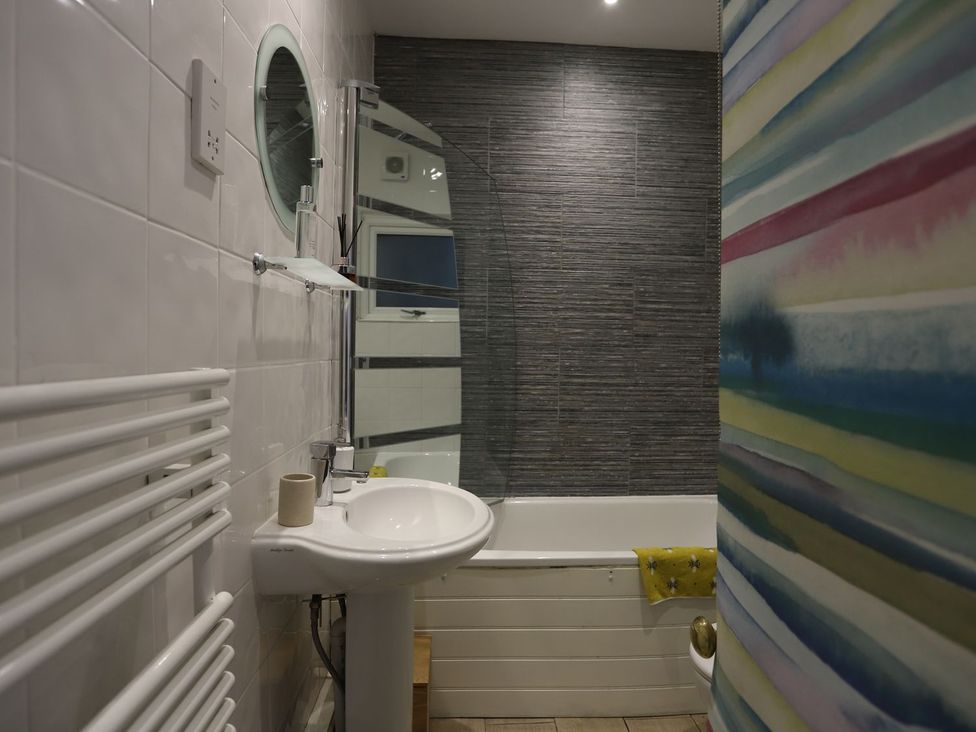 A bathroom with a sink, toilet, and bathtub at Dart Views in Dartmouth
