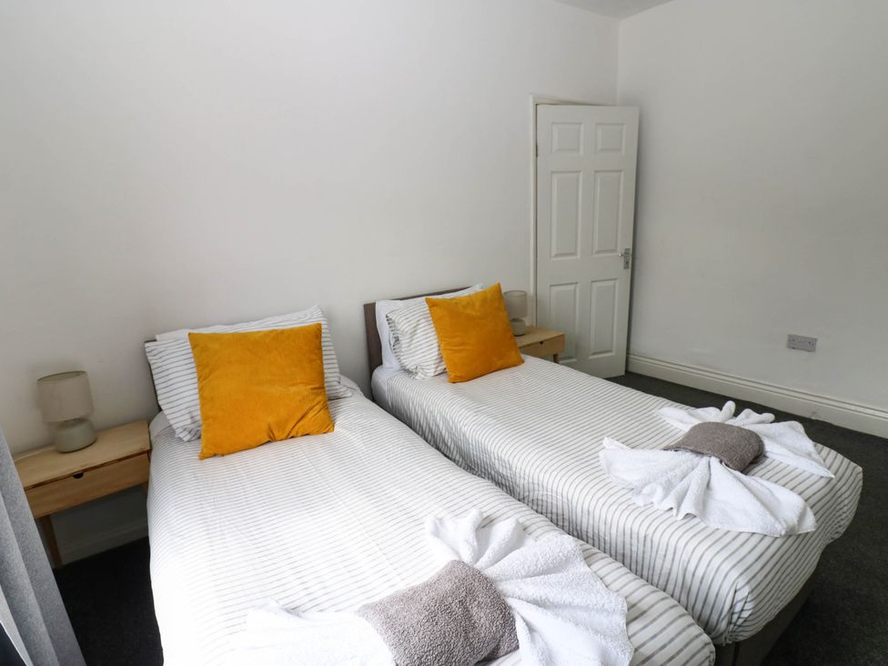 A bedroom with twin beds and bedside tables at 22 Prospect Terrace in Brancepeth