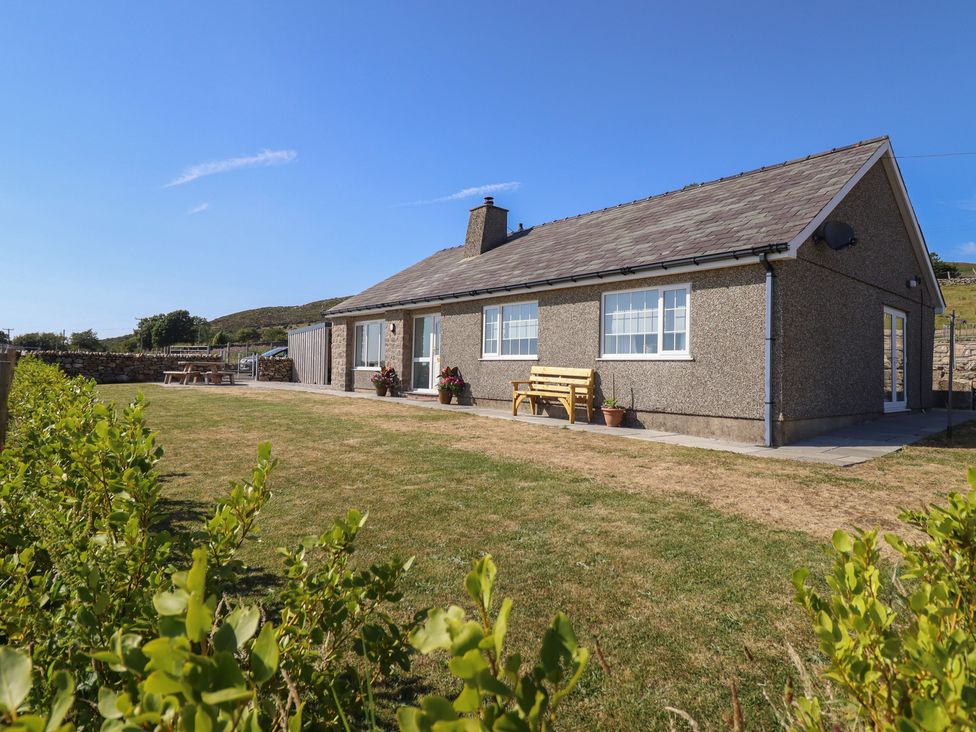 A house with garden and bench at Tyn Y Weirglodd in Deiniolen