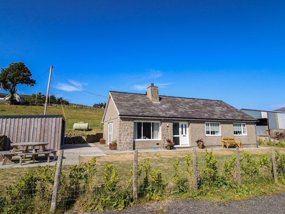 A house with garden furniture at Tyn Y Weirglodd Deiniolen