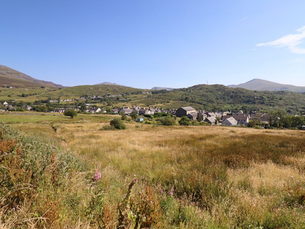 A landscape view of houses and mountains at Tyn Y Weirglodd in Deiniolen