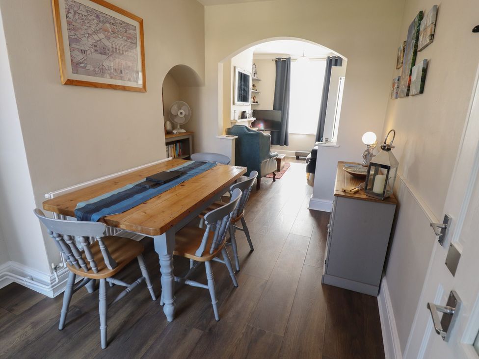 A dining room with a table and chairs at Pankhurst Cottage in Louth