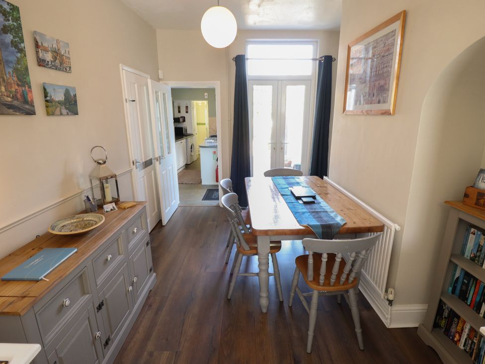 A dining room with a table and chairs at Pankhurst Cottage in Louth