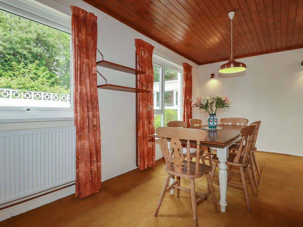 A dining room with a table and chairs at 7 Chycoose Parc