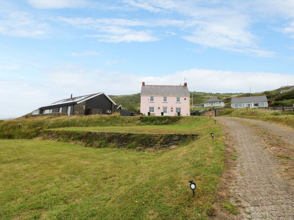 A house with grassy area and a pathway at Newgale Cottage in Newgale