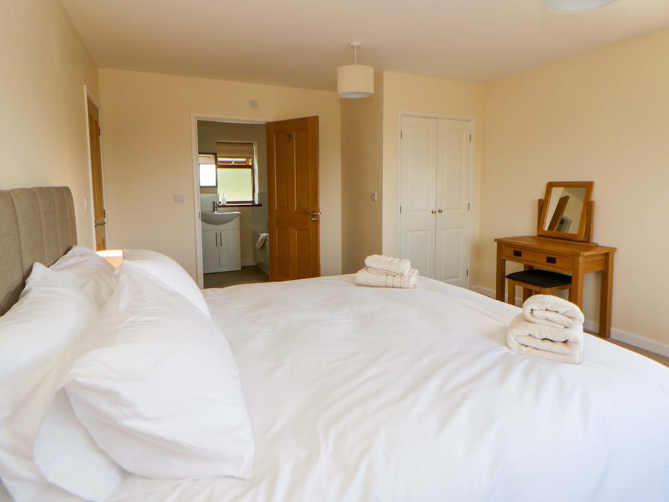 A bedroom with a bed and a mirror at Yr Onnen 