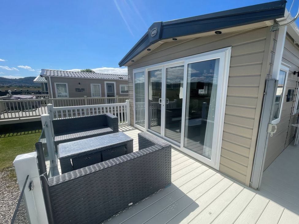 An outdoor area with terrace furniture at Caravan i35 in Conwy