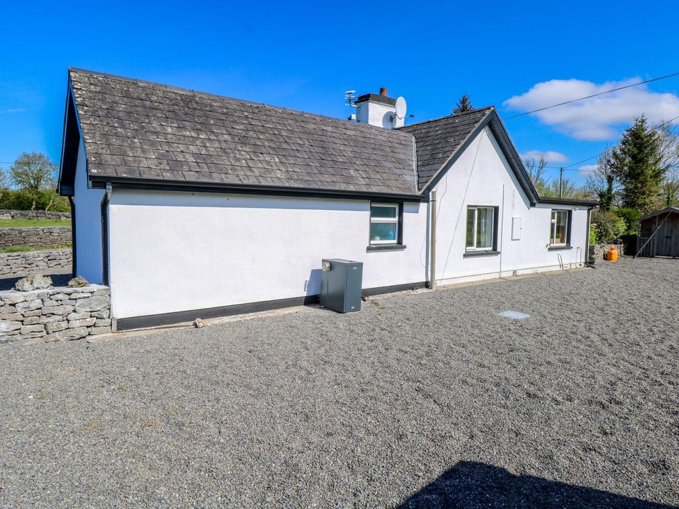 A house with gravel driveway at Cahir Cottage, Ballinrobe, County Mayo