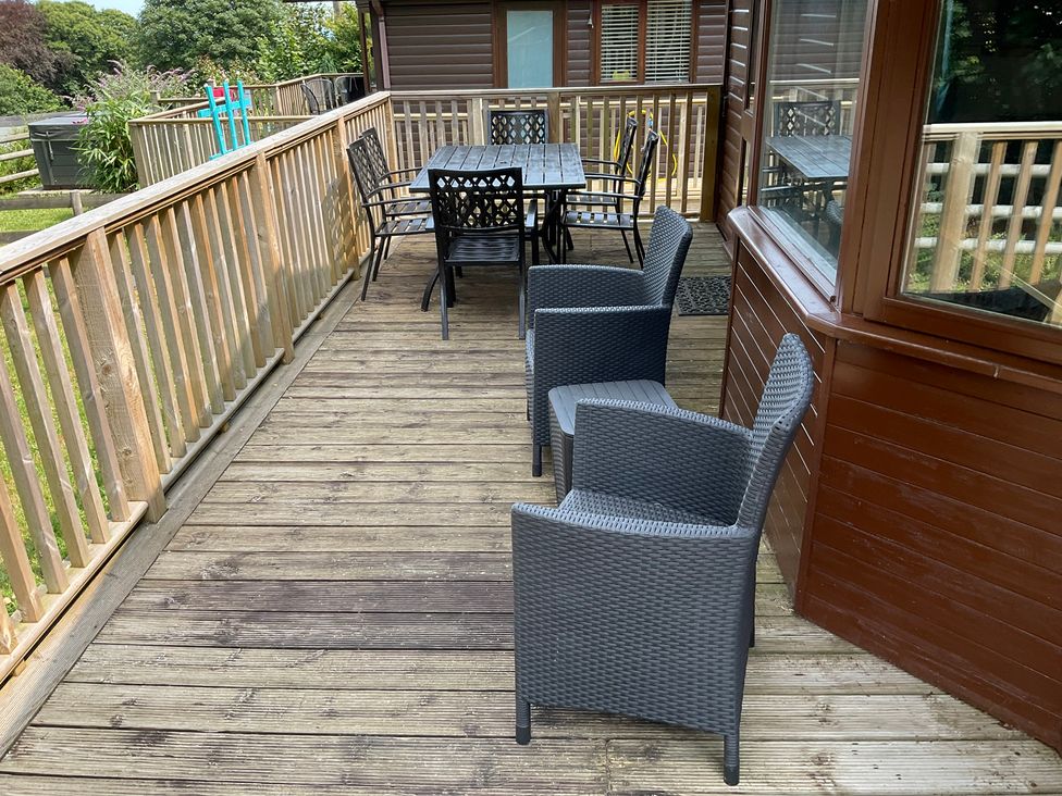 An outdoor area with a table and chairs at Lodge 37 in Ilfracombe