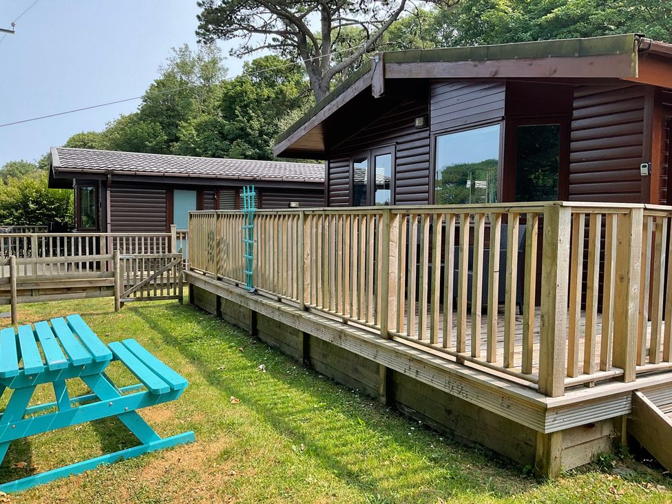 An outdoor area with cabins and a picnic table at Lodge 37 in Ilfracombe