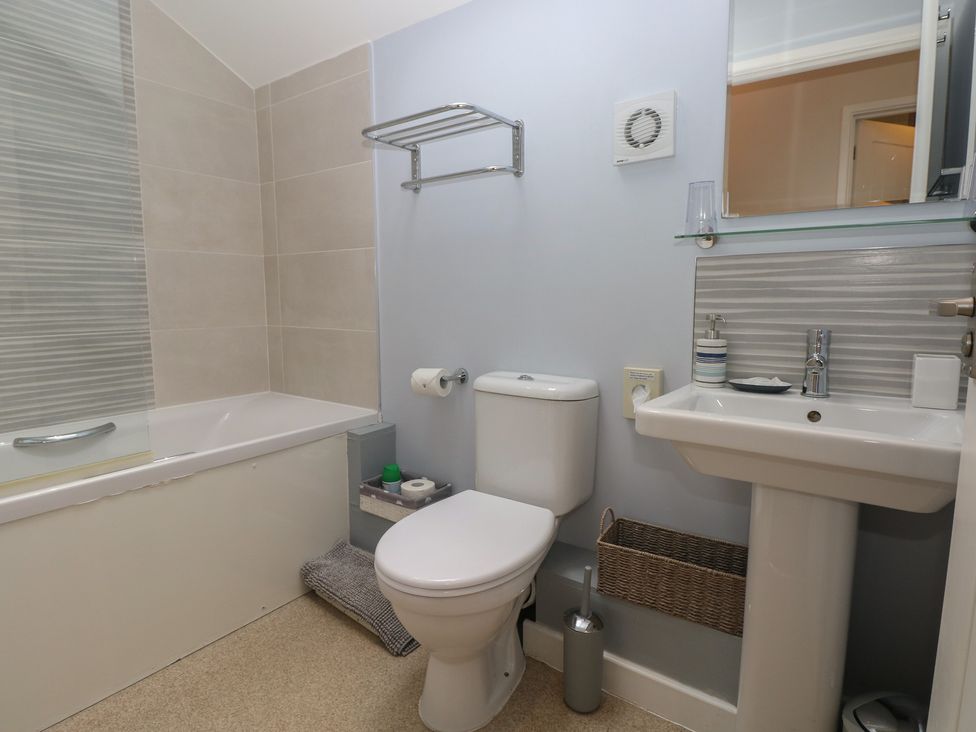 A bathroom with a bathtub, toilet, and sink at The Gallops in Barry