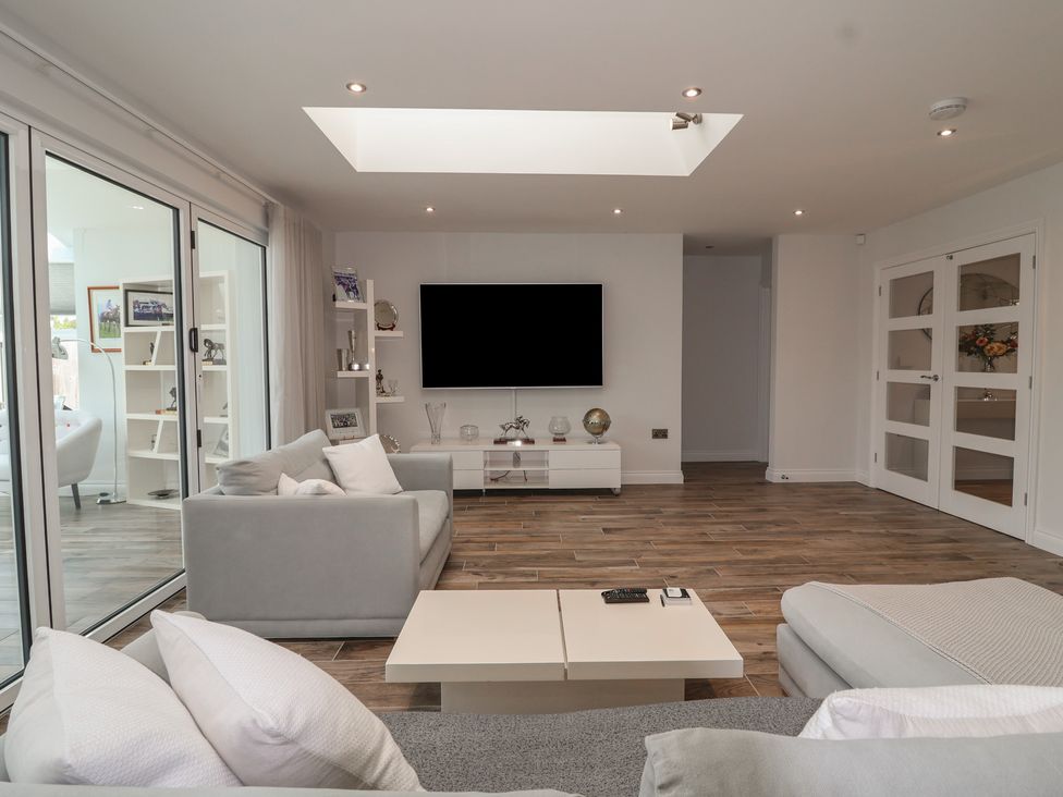 A living room with a television and shelves at Villina in Somerton