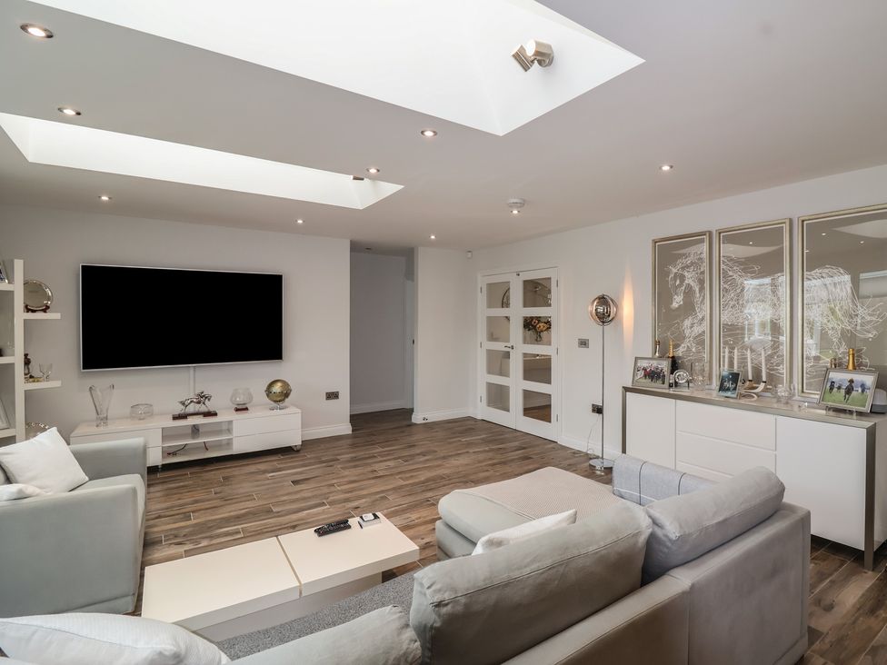 A living room with a television and sofa at Villina in Somerton