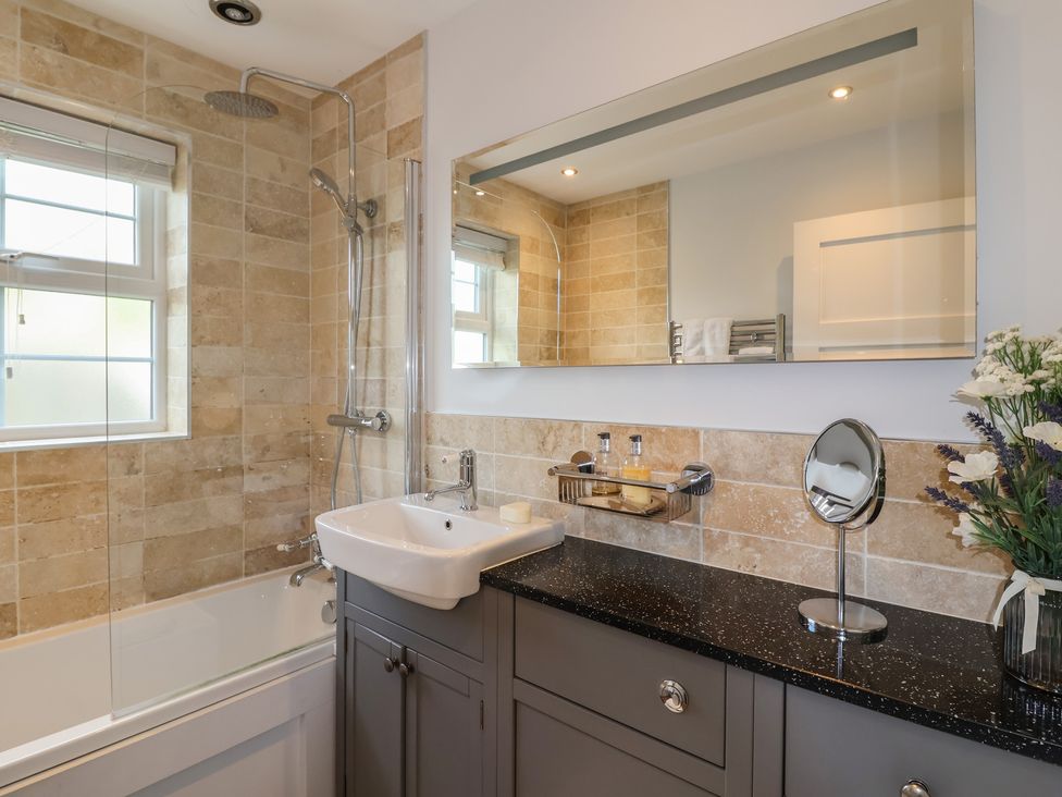A bathroom with a bathtub and shower at Villina Somerton