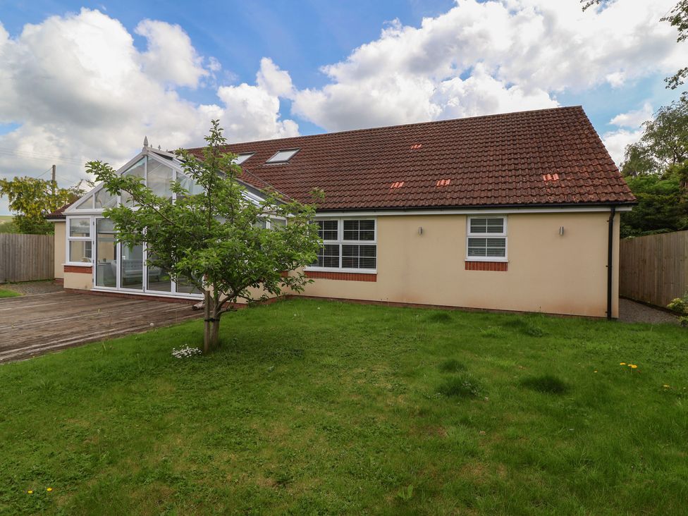 A house with a conservatory and garden at Villina in Somerton