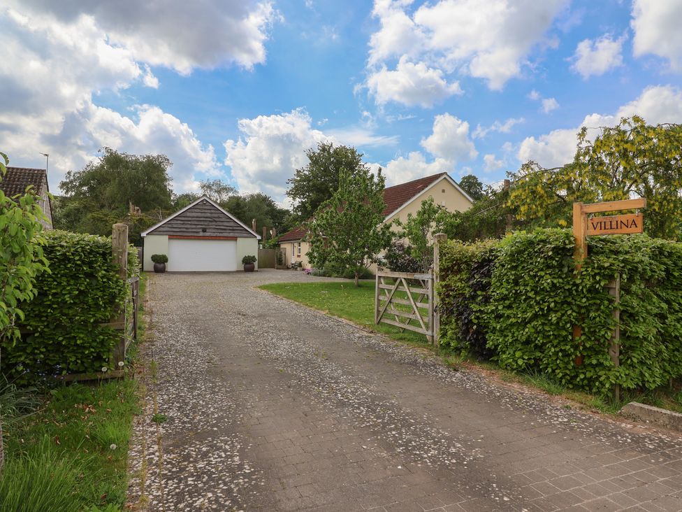 A driveway with a garage and house at Villina in Somerton