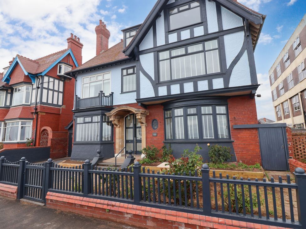 A house with a garden and fence at Sunrise Lodge in Bridlington