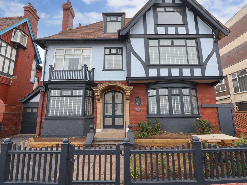 A house with multiple windows and a doorway at Sunrise Lodge in Bridlington