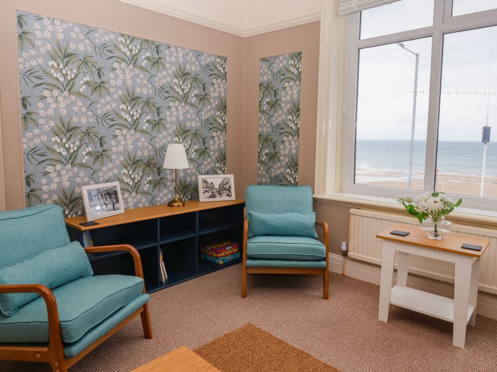 A living room with armchairs and a table at Sunrise Lodge in Bridlington
