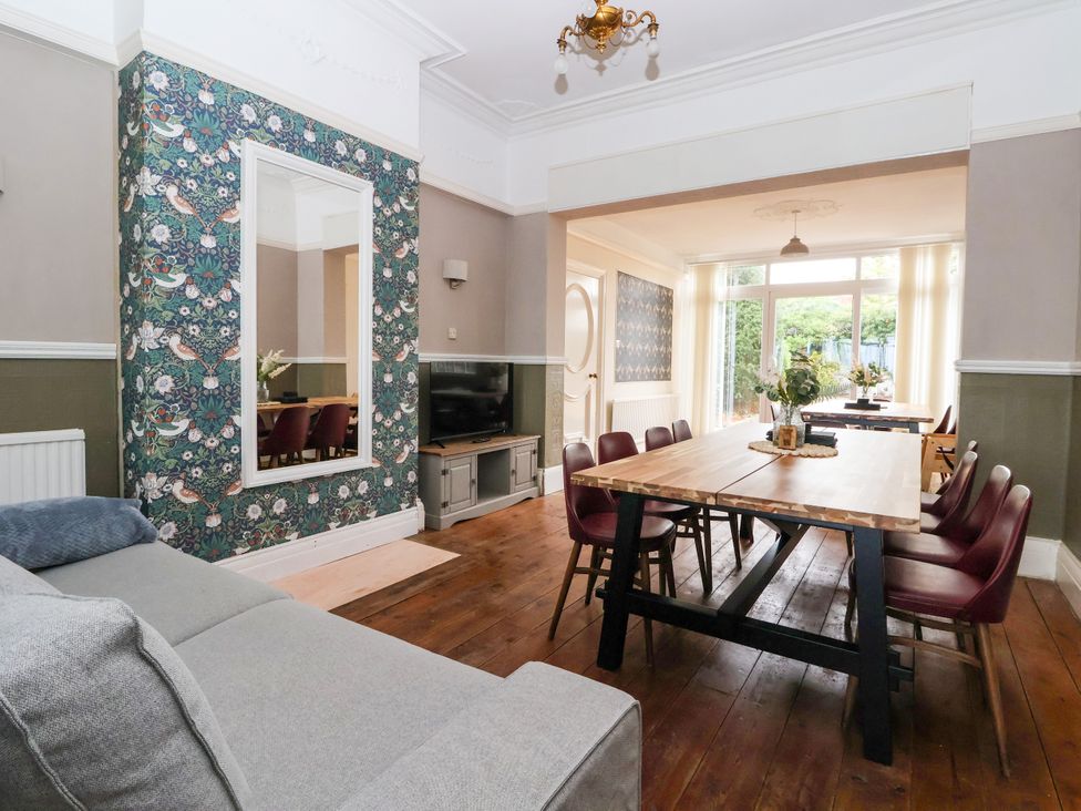 A dining room with a table and chairs at Sunrise Lodge in Bridlington