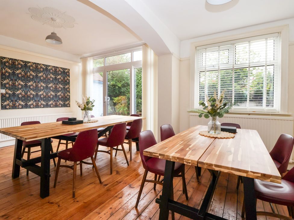 A dining room with tables and chairs at Sunrise Lodge in Bridlington