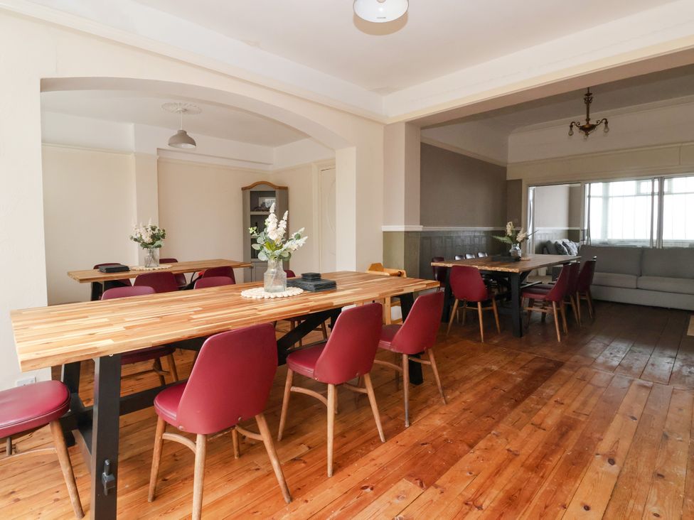 A dining room with tables and chairs at Sunrise Lodge in Bridlington