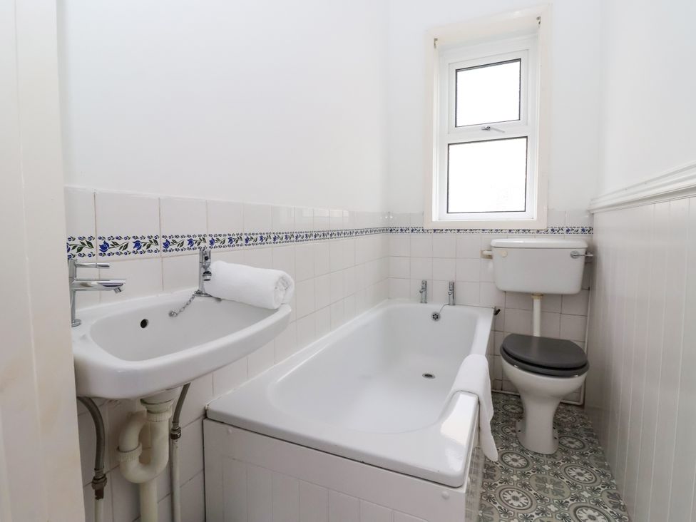 A bathroom with a bathtub, toilet, and sink at Sunrise Lodge in Bridlington