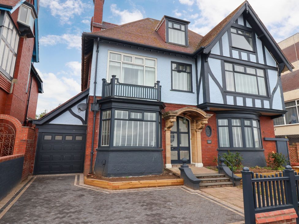 A house with a garage and driveway at Sunrise Lodge in Bridlington