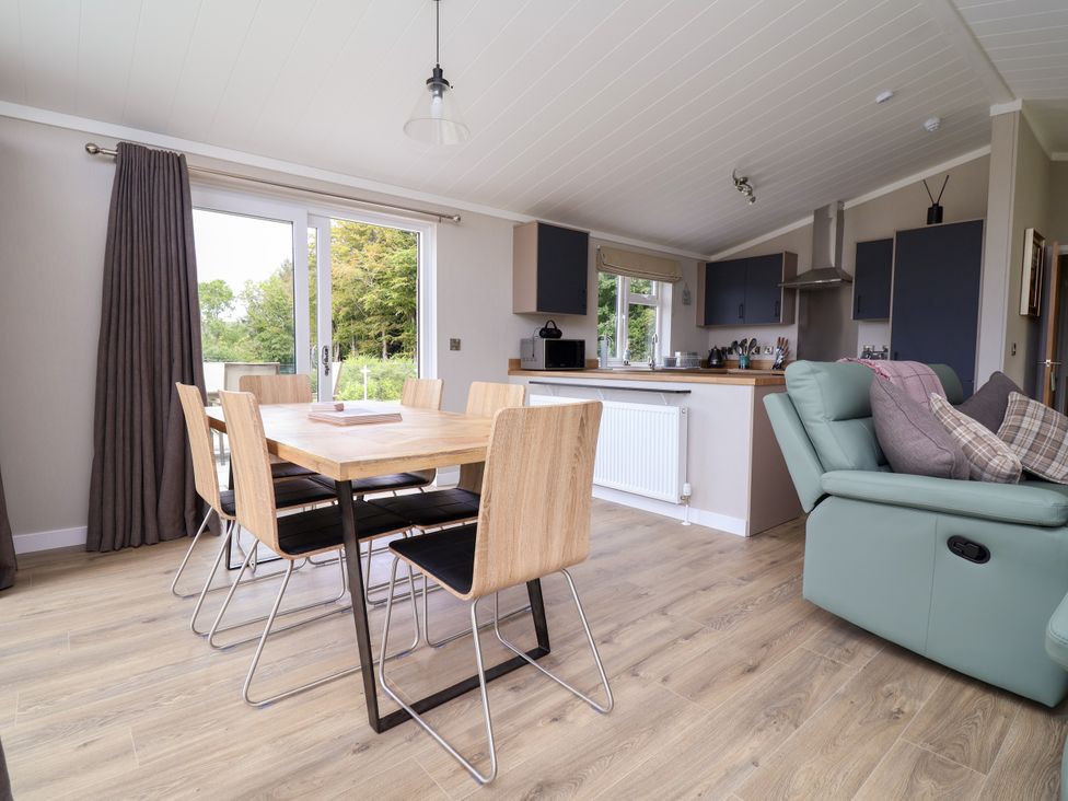 A dining area with a table and chairs at Beach Lodge in Lloc